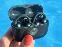 Moto Buds Loop, la recensione degli auricolari semi in-ear di Motorola dall'aspetto molto fashion
