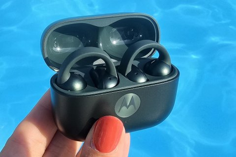 Moto Buds Loop, la recensione degli auricolari semi in-ear di Motorola dall'aspetto molto fashion