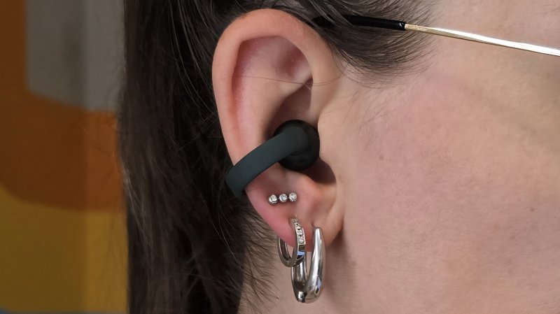 La vestibilità dei Moto Buds Loop è confortevole La vestibilità dei Moto Buds Loop è confortevole