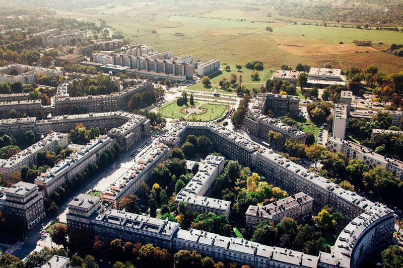 La piazza centrale di Nova Huta, poco dopo essere stata costruita. La piazza centrale di Nova Huta, poco dopo essere stata costruita.