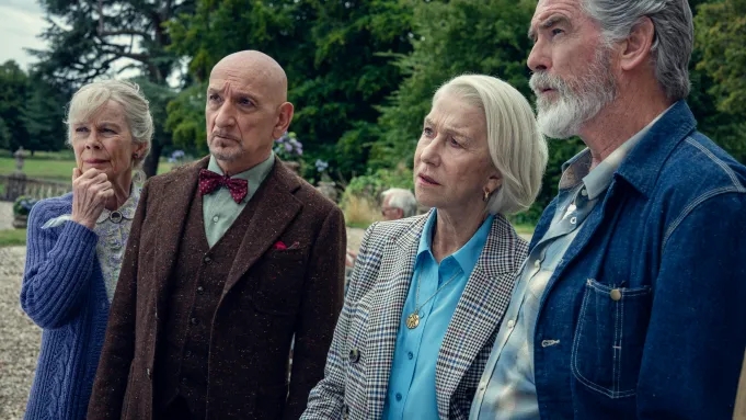 Il club dei delitti del giovedì, il cast in una scena del film