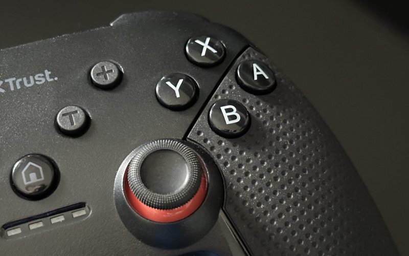 Lo stick destro (rosso) e i pulsanti principali del Trust GXT 1246 Muta Wireless Controller