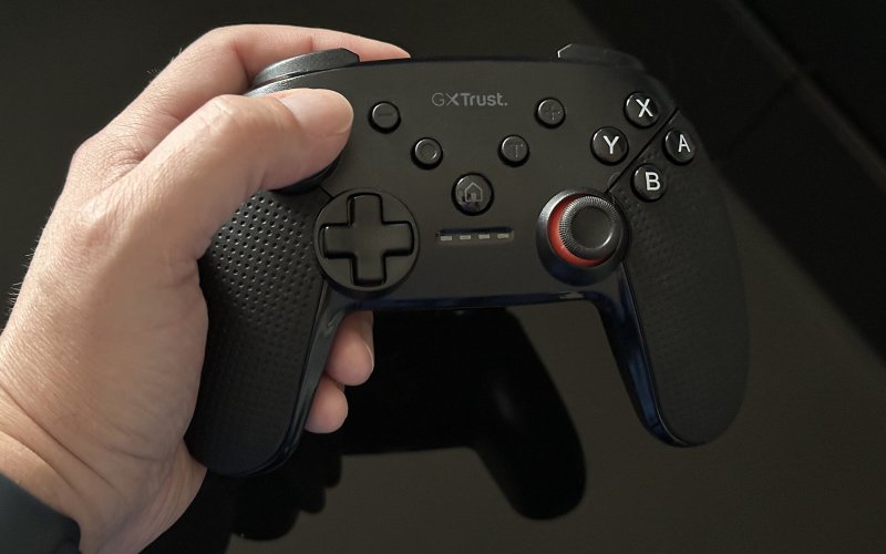Il Trust GXT 1246 Muta Wireless Controller impugnato
