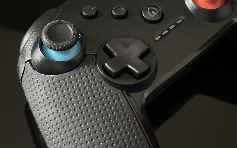 Uno sguardo all'analogico sinistro (blu) e al d-pad del Trust GXT 1246 Muta Wireless Controller