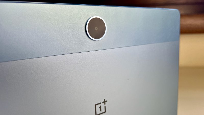 Un dettaglio della fotocamera posteriore di OnePlus Pad Lite