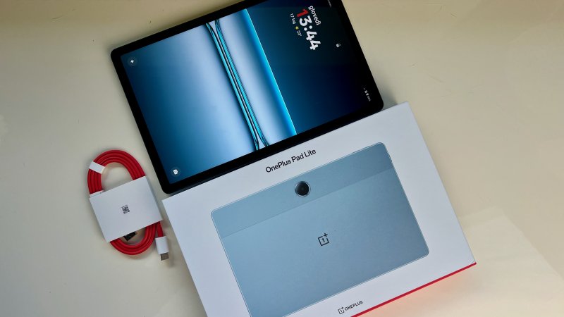 L'unico accessorio compreso nella confezione è un cavo USB-C