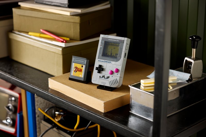 Il LEGO Game Boy fa la sua bella figura su una libreria Il LEGO Game Boy fa la sua bella figura su una libreria