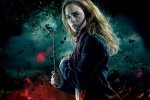 Hermione nel cosplay di effyofficiel ci fa luce dentro il castello di Hogwarts - Notizia