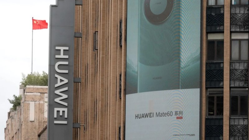 L'esterno di uno store Huawei a Shangai L'esterno di uno store Huawei a Shangai
