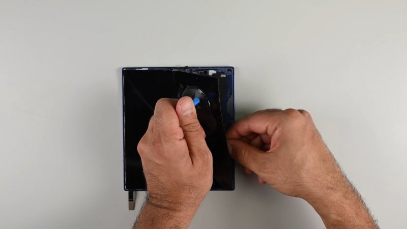 Smontare il Galaxy Z Fold 7 non è semplice