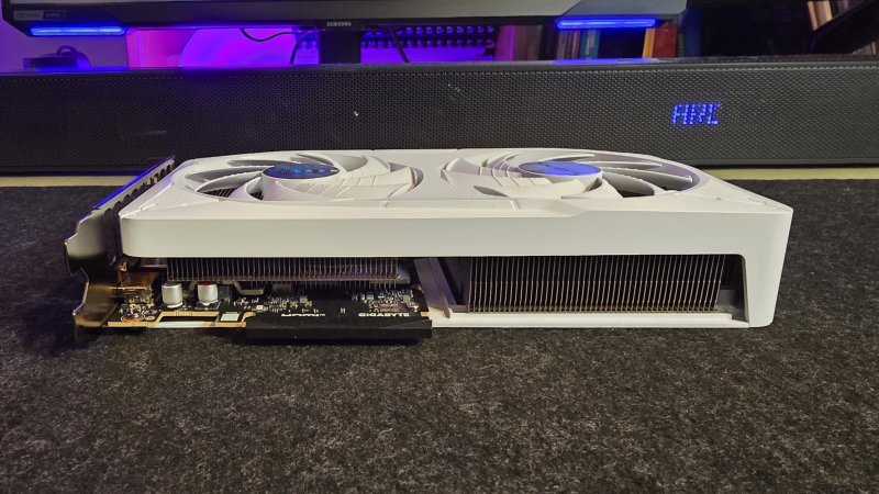 GIGABYTE GeForce RTX 5060 EAGLE OC 8G è composta da buoni materiali in plastica ed è caratterizzata da misure compatte