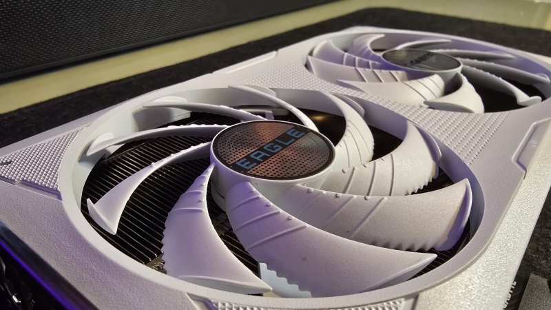 GIGABYTE GeForce RTX 5060 EAGLE OC 8G si presenta con un design a doppia ventola con sistema di raffreddamento WINDFORCE