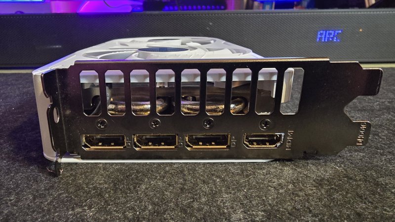 Le porte a disposizione sono tre DisplayPort 2.1 e una HDMI 2.1