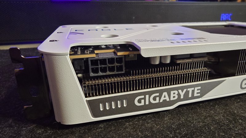 RTX 5060 viene alimentata da un singolo connettore a 8-pin