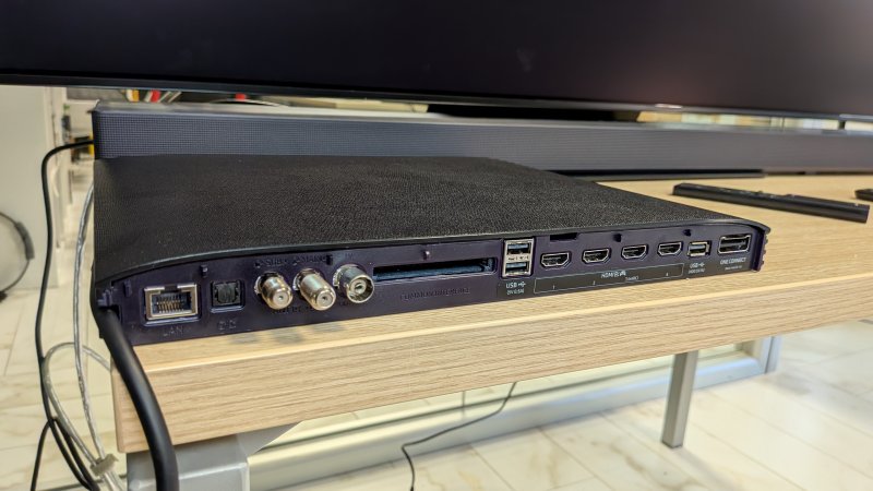 One Connect Box di Samsung S95F One Connect Box di Samsung S95F