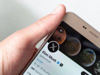 X testa la verifica dell’età con l'IA di Grok: viene richiesto un selfie obbligatorio