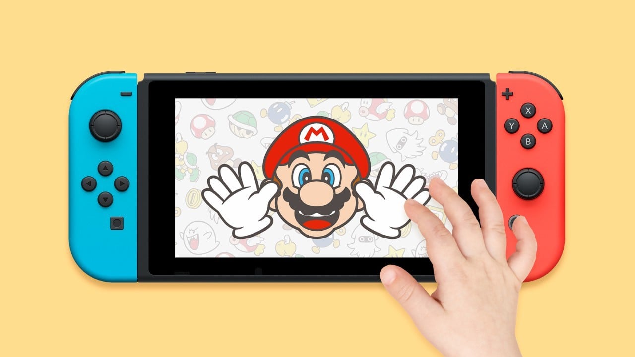 Super Mario sullo schermo di Nintendo Switch con una mano di fronte