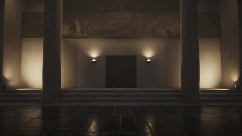 La villa è un enorme spazio vuoto nel qual ogni dettaglio pare inquietante, tanto più è normale