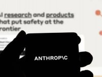 Claude introduce la memoria su richiesta delle conversazioni: così Anthropic sfida ChatGPT