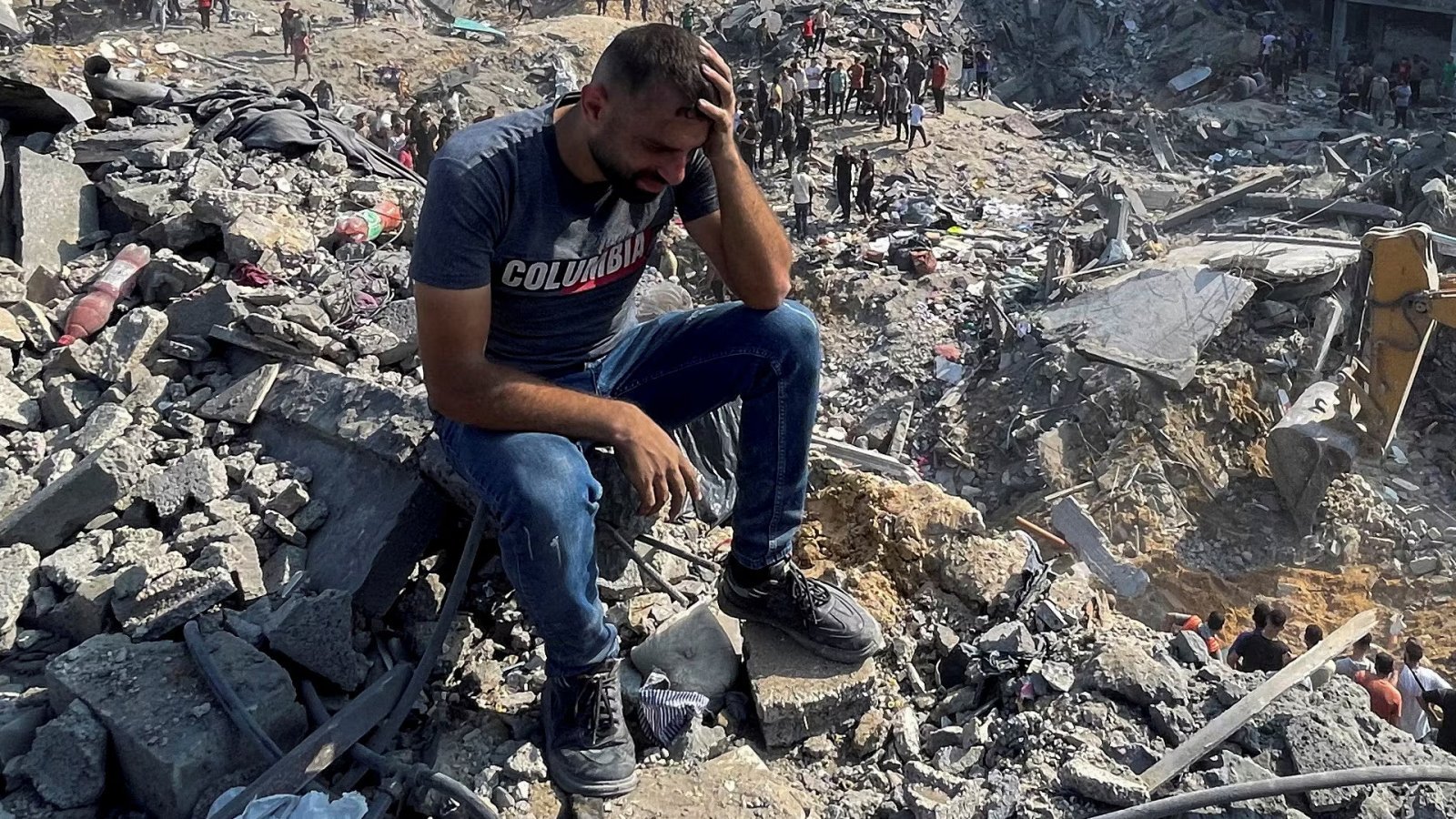 Un palestinese sulle rovine di Gaza