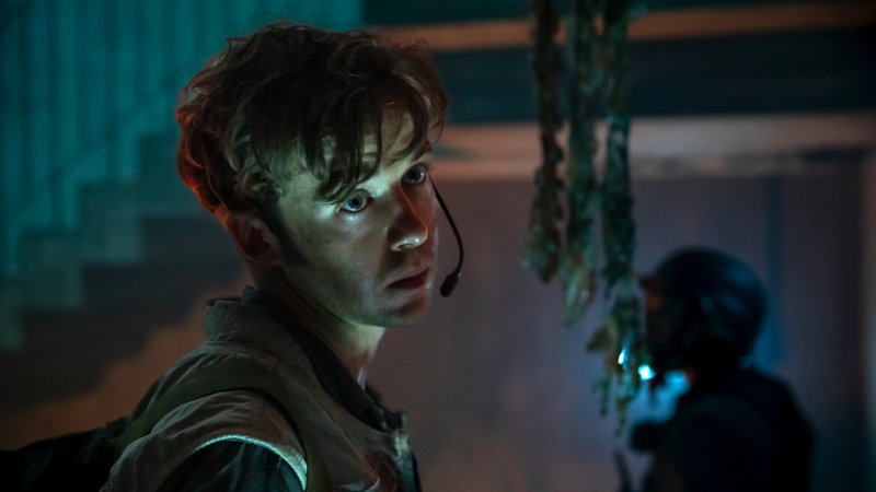 Alex Lawther in una scena di Alien: Pianeta Terra