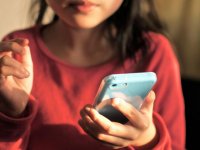 Chat inappropriate con i minori: il senatore Hawley vuole indagare su Meta