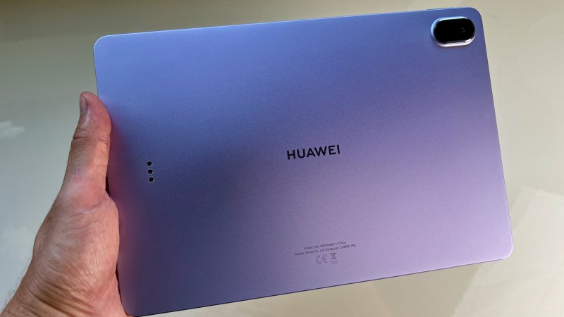 Il design di Huawei MatePad 11.5 è pulito e sobrio e i materiali sono di ottima qualità Il design di Huawei MatePad 11.5 è pulito e sobrio e i materiali sono di ottima qualità