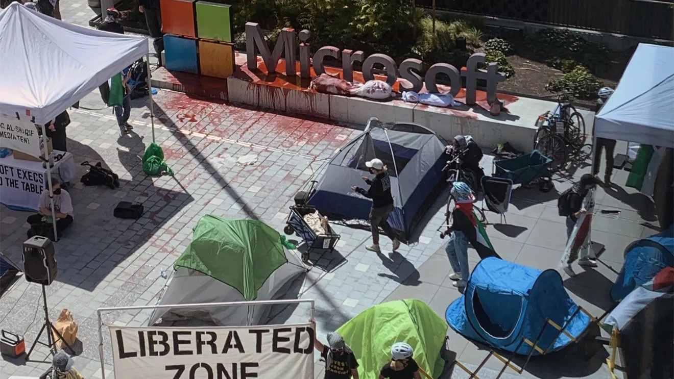 Manifestanti alla sede Microsoft