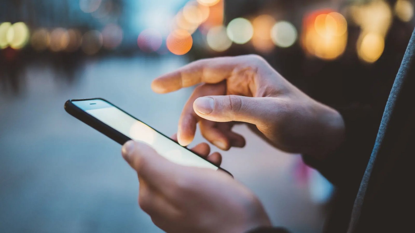 Persona che usa smartphone