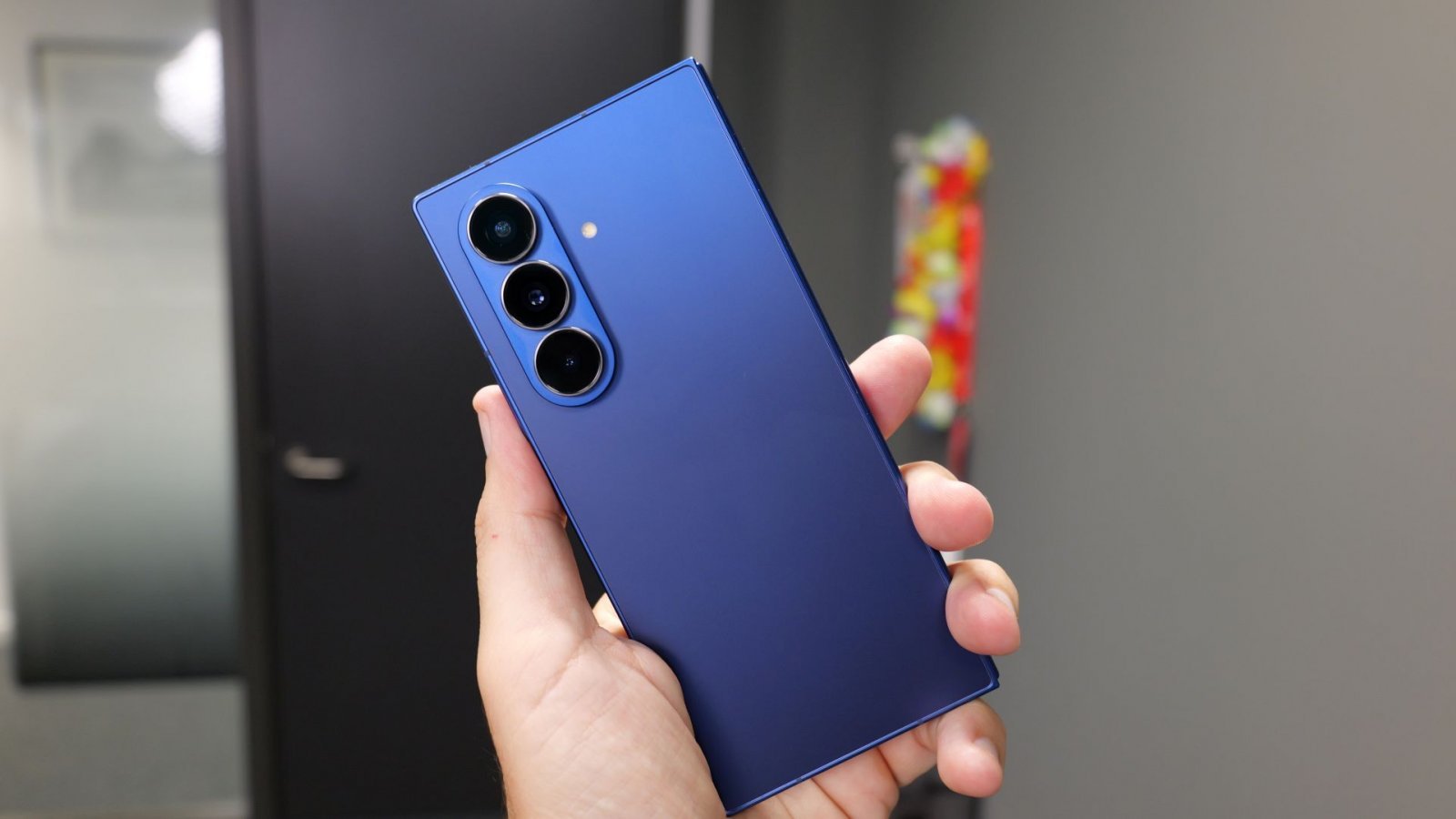 Una foto del retro del Samsung Galaxy Z Fold7 tenuto in mano