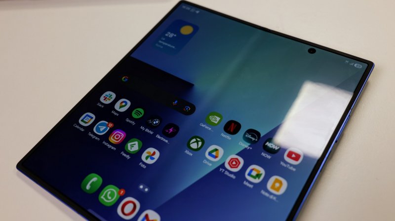 Per i patiti della piega, questa si vede molto bene a determinate condizioni di luminosità e guardando lo smartphone di lato. Ma nell'uso reale è assolutamente trascurabile Per i patiti della piega, questa si vede molto bene a determinate condizioni di luminosità e guardando lo smartphone di lato. Ma nell'uso reale è assolutamente trascurabile
