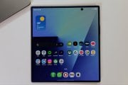 Samsung lavora a una nuova tecnologia con display 3D curvo ispirata al futuro smartphone celebrativo di Apple