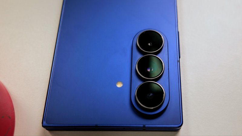 Il Fold7 presenta una main da 200 MP, una ultra-grandangolare da 12 MP e una tele 3x da 10 MP Il Fold7 presenta una main da 200 MP, una ultra-grandangolare da 12 MP e una tele 3x da 10 MP