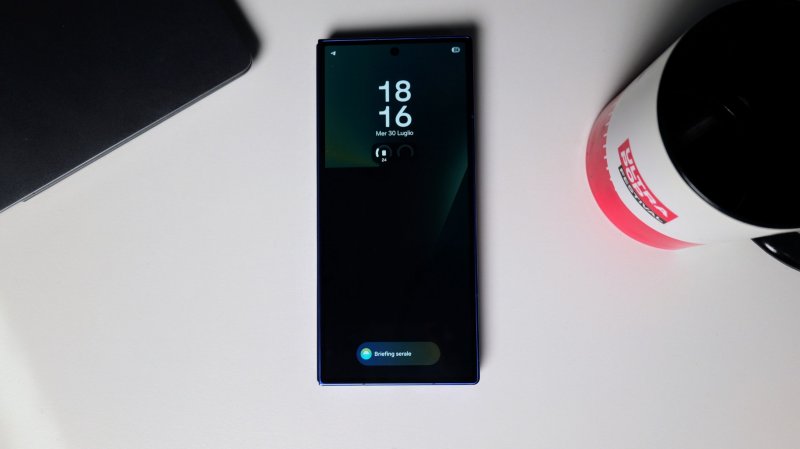 Da chiuso il Fold7 può essere scambiato per un qualsiasi smartphone flagship disponibile sul mercato Da chiuso il Fold7 può essere scambiato per un qualsiasi smartphone flagship disponibile sul mercato