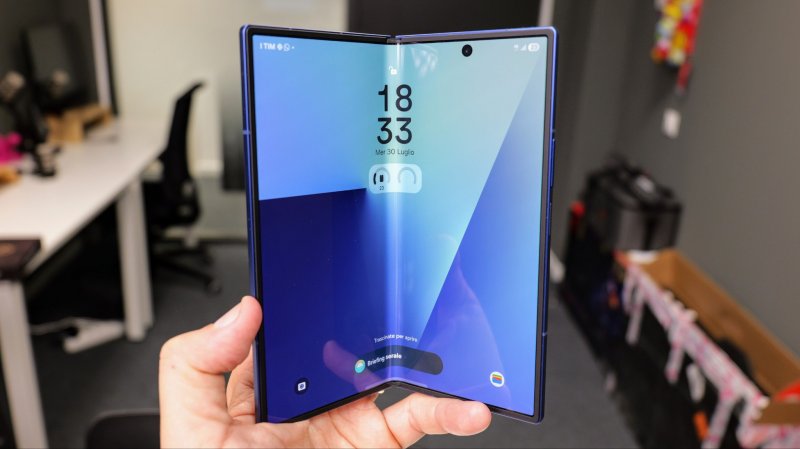 Il telefono può essere aperto con qualsiasi angolo e questo può risultare talvolta molto comodo nell'utilizzo della tastiera interna Il telefono può essere aperto con qualsiasi angolo e questo può risultare talvolta molto comodo nell'utilizzo della tastiera interna