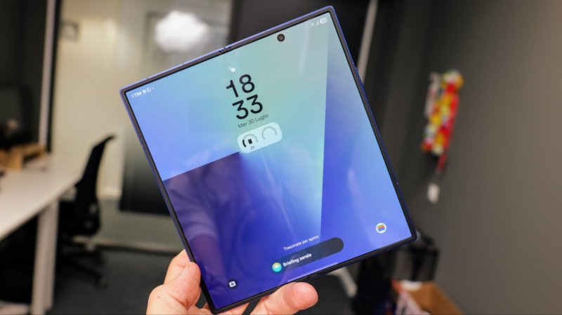 Una volta aperto il Fold7 mostra lo splendore del suo display da 8 pollici Una volta aperto il Fold7 mostra lo splendore del suo display da 8 pollici