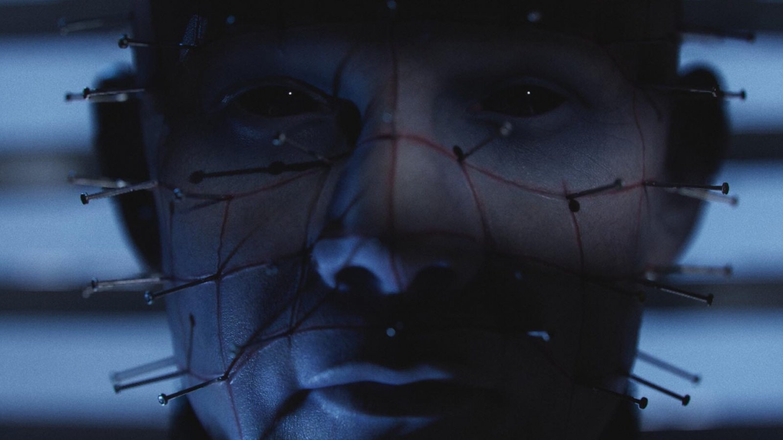 Un primissimo piano di Pinhead ovviamente presente anche in Clive Barker's Hellraiser: Revival
