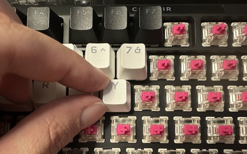 Posizionamento di switch e copritasto sulla Corsair MAKR 75