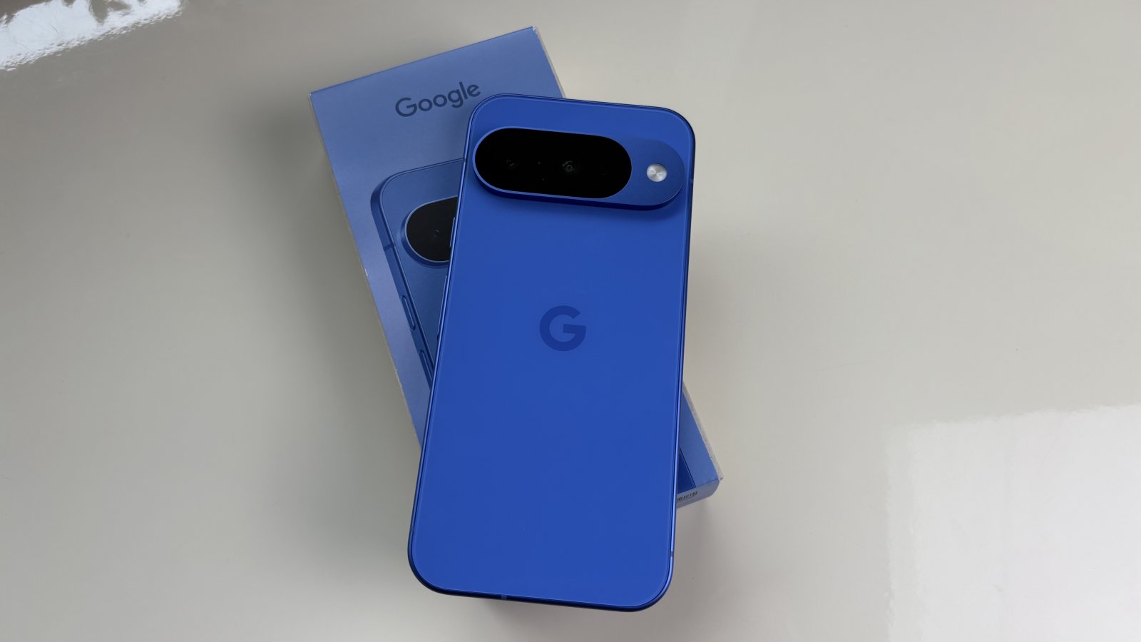 Google Pixel 10 sopra la propria confezione