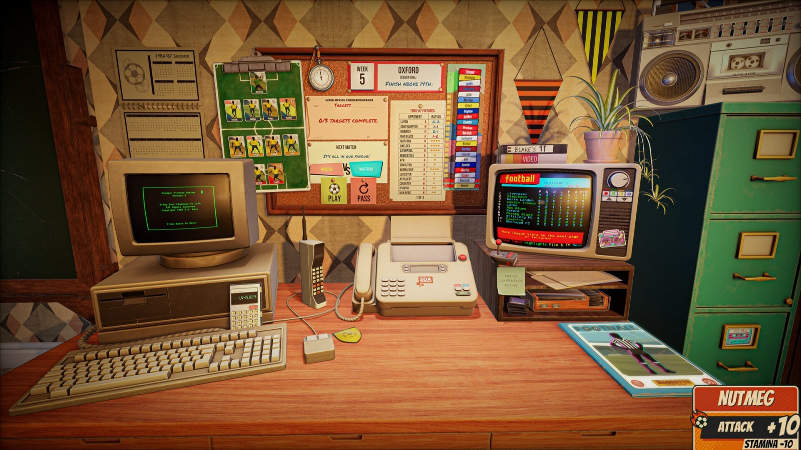 L'interfaccia di NUTMEG! A Deckbuilding Retro Football Manager
