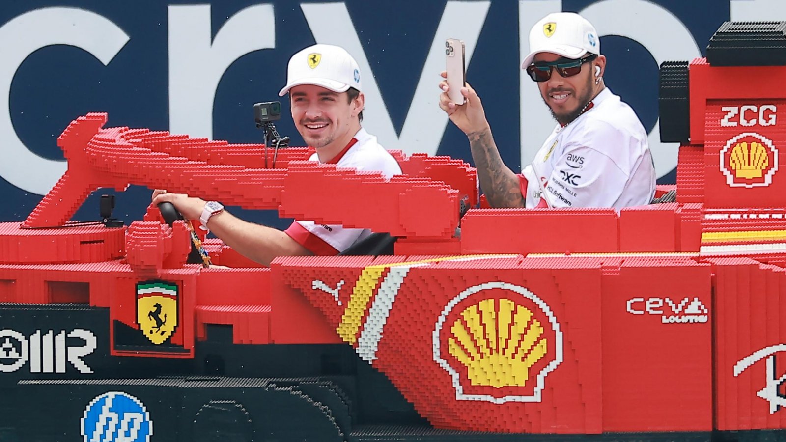 Charles Leclerc e Lewis Hamilton su una Ferrari fatta di Lego