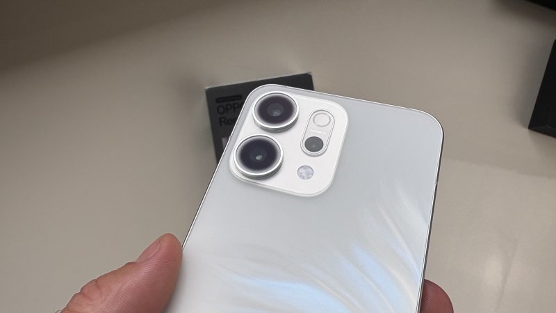 La maggiore novità del Reno 14 è l'introduzione di un teleobiettivo