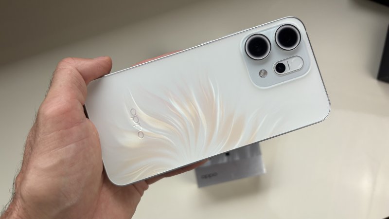 Il design è quasi invariato, ma cambia la lavorazione e l'effetto estetico sulla scocca