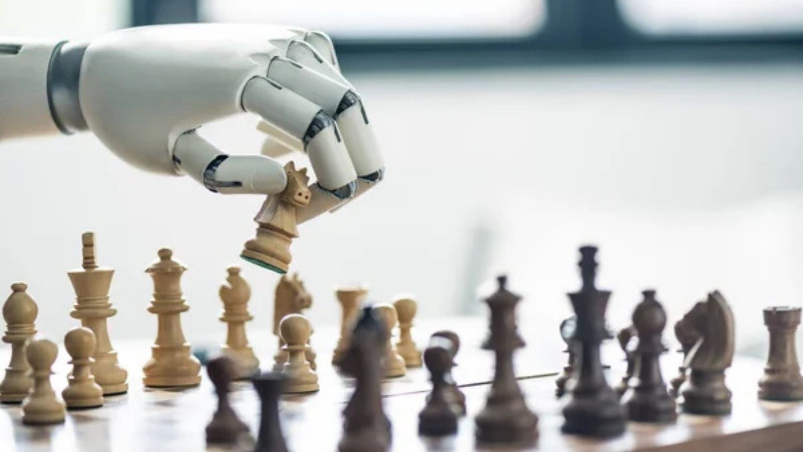 Mano robotica gioca a scacchi