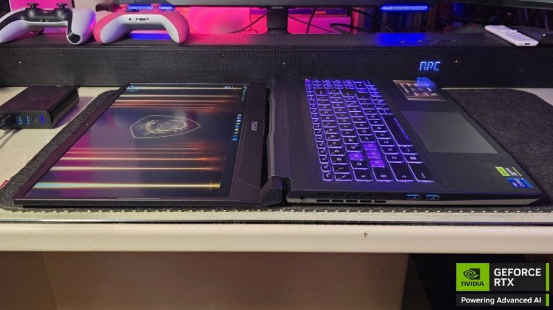 MSI Katana 15 HX B14WFK si comporta bene nell'ambito professionale anche grazie all'apertura completa dello schermo a 180° MSI Katana 15 HX B14WFK si comporta bene nell'ambito professionale anche grazie all'apertura completa dello schermo a 180°