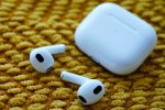 Apple AirPods 4 con chip H2 e audio spaziale sono in sconto su Amazon - Notizia