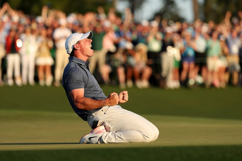 Rory McIlroy che esulta dopo una vittoria sul campo da golf Rory McIlroy che esulta dopo una vittoria sul campo da golf