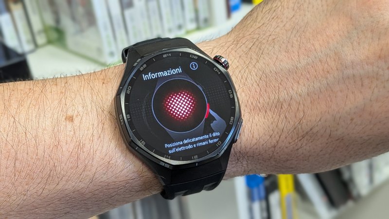 Il sensore laterale permette la rilevazione del tracciato cardiaco Il sensore laterale permette la rilevazione del tracciato cardiaco