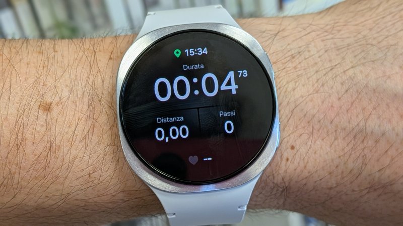 La modalità esercizio di Samsung Health non rimane attiva rendendo macchinoso seguire gli esercizi; meglio affidarsi a Google Fit o altre app di terze parti