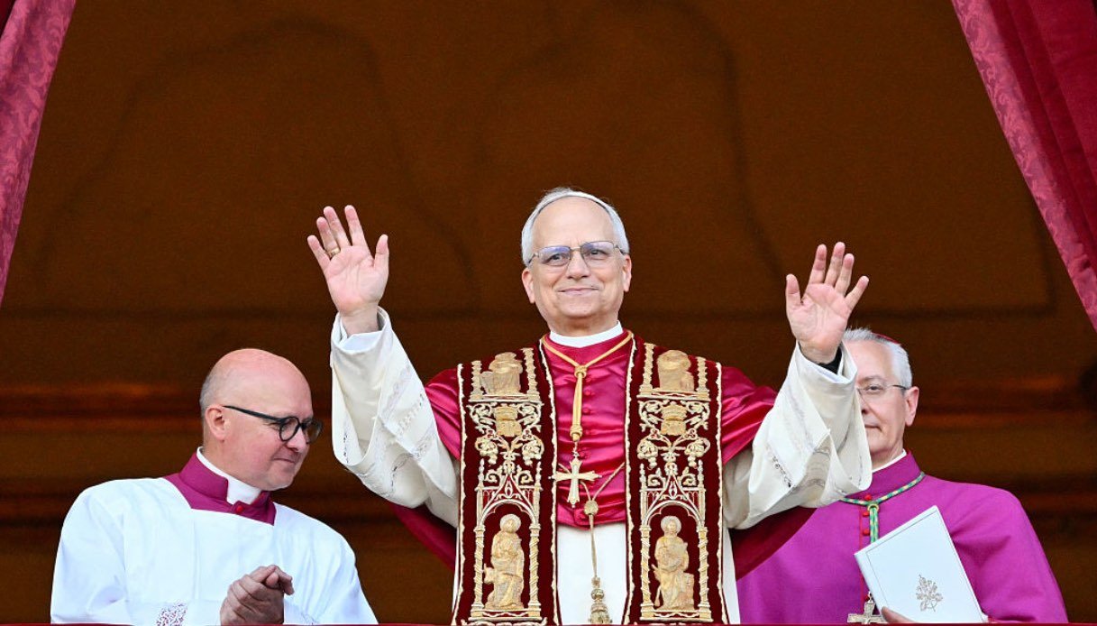 Papa Leone XIV che saluta